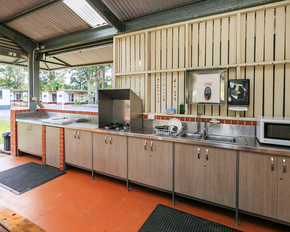 Camp kitchen facilities at Coffs Harbour City caravan park