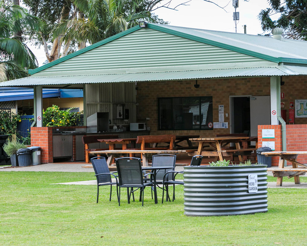Outdoor dining at Coffs Harbour City caravan park