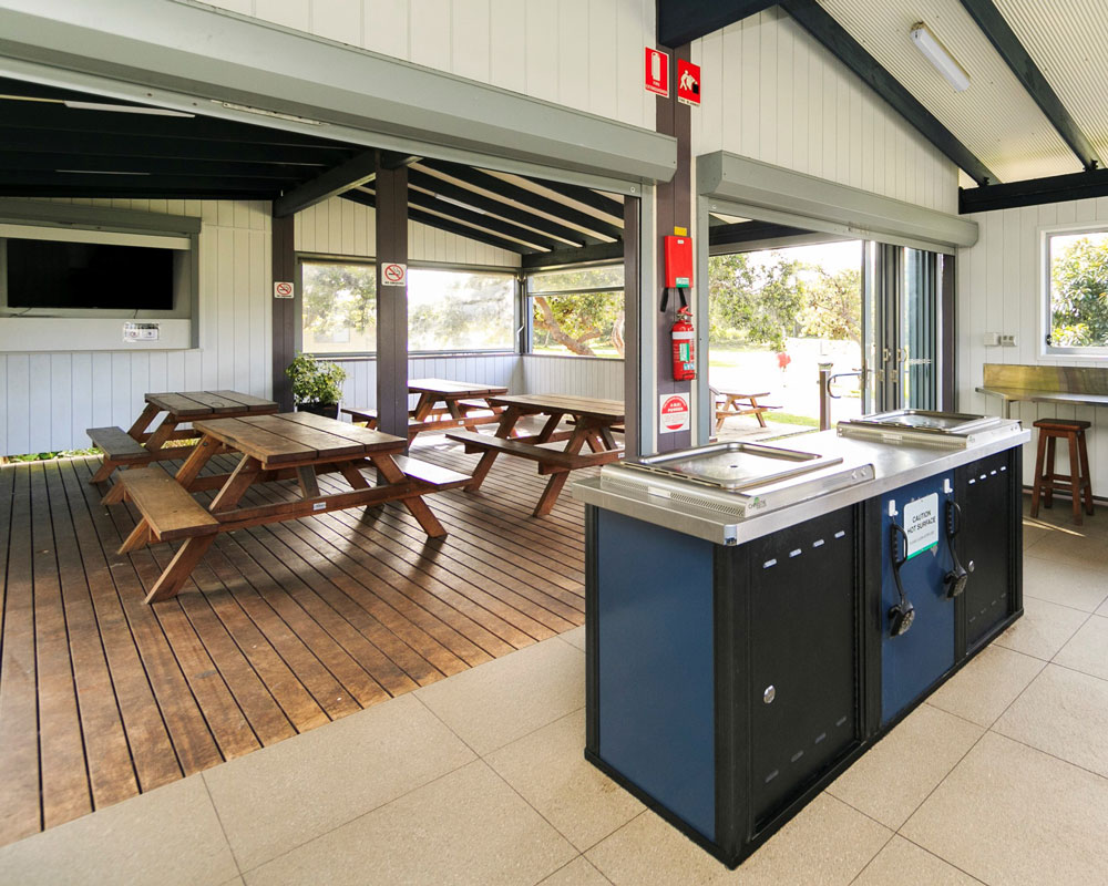 Camp kitchen seating and facilities at Lake Ainsworth caravan park Lennox Head
