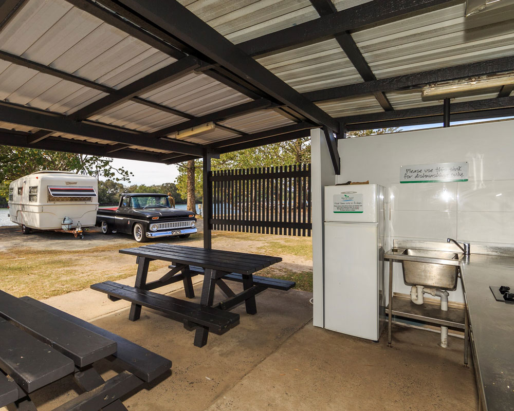 Camp kitchen facilities at Massy Greene caravan park