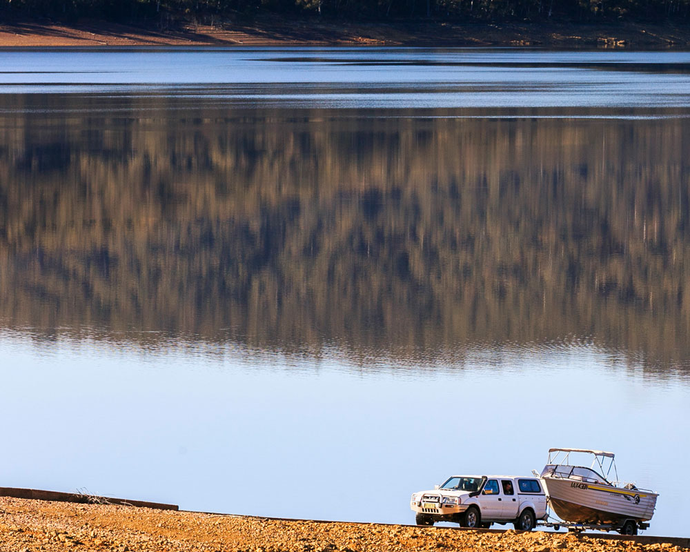 A car towing a boat out of Burrinjuck dam